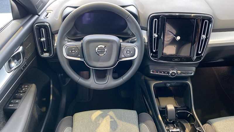 Volvo XC40 (2026) PLUS DARK, B4 FWD, 145+10 kW / - fotka 9 z 14