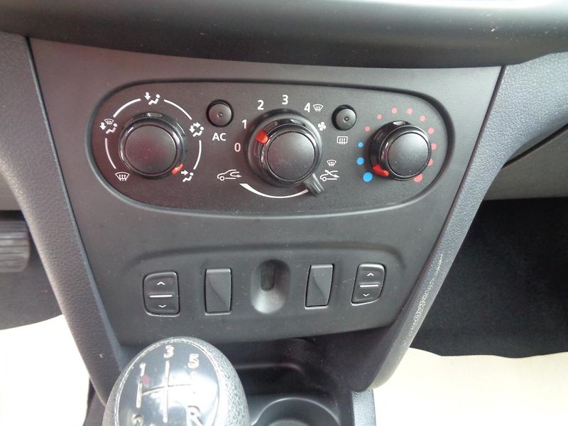 Dacia Sandero 1,1 i - fotka 11 z 19
