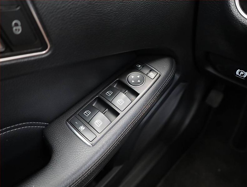 Mercedes-Benz Třídy E (2013) Elegance E 220 CDI, Automat - fotka 12 z 20