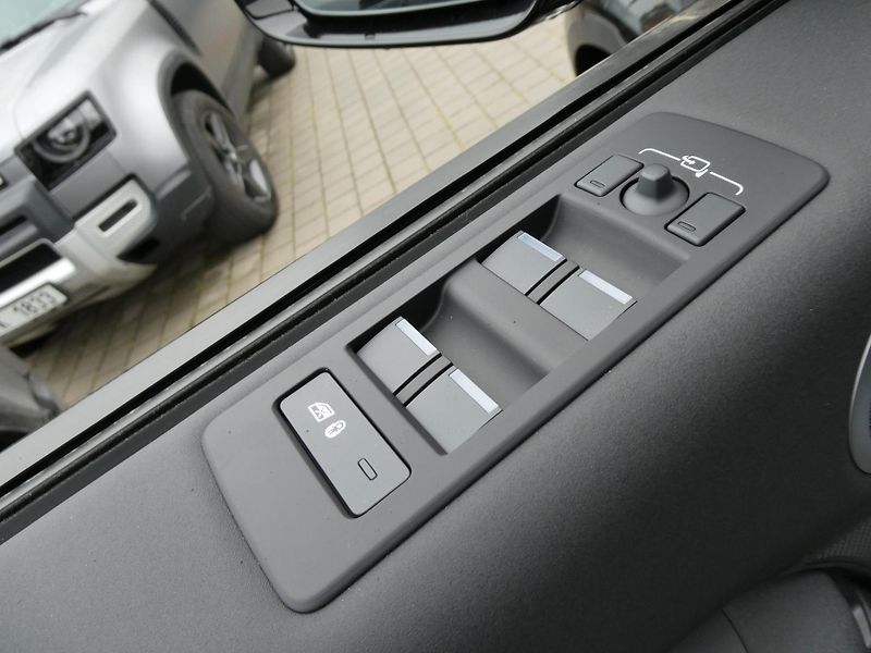 Land Rover Discovery 5 3,0  S D250 - fotka 12 z 36