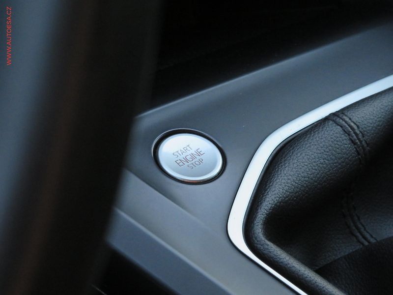 Volkswagen Golf (2020) 2.0 TDi, ČR, Life - fotka 40 z 44