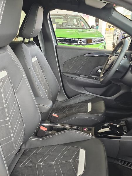 Opel Corsa Electric GS 156 k - fotka 21 z 28