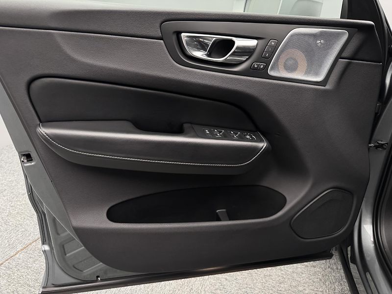 Volvo XC60 T8 AWD RECHARGE R-DESIGN AUT - fotka 18 z 51