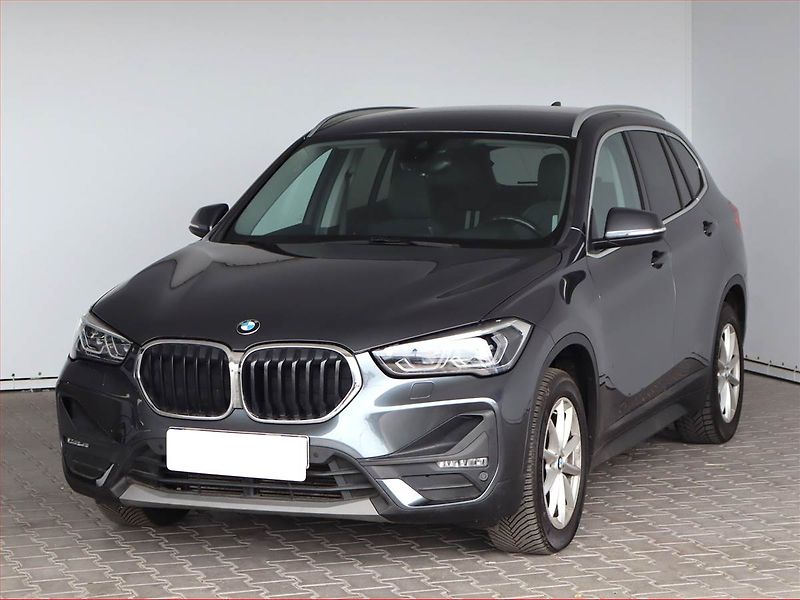 BMW X1 (2022) Innovation xDrive18d - fotka 2 z 21