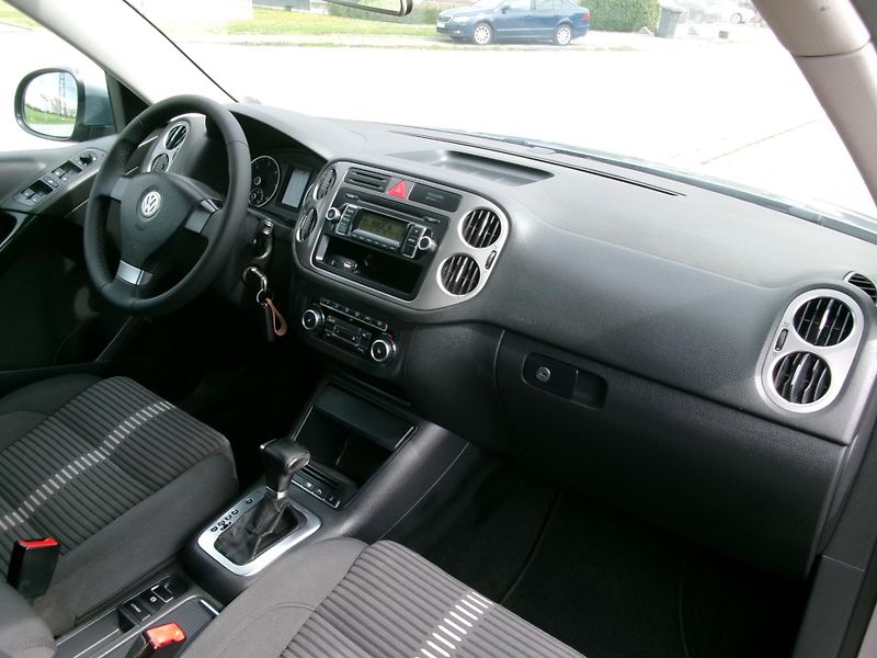 Volkswagen Tiguan (2010) 2,0TDI DSG AC 4x4 TEMP TAŽNÉ - fotka 28 z 31