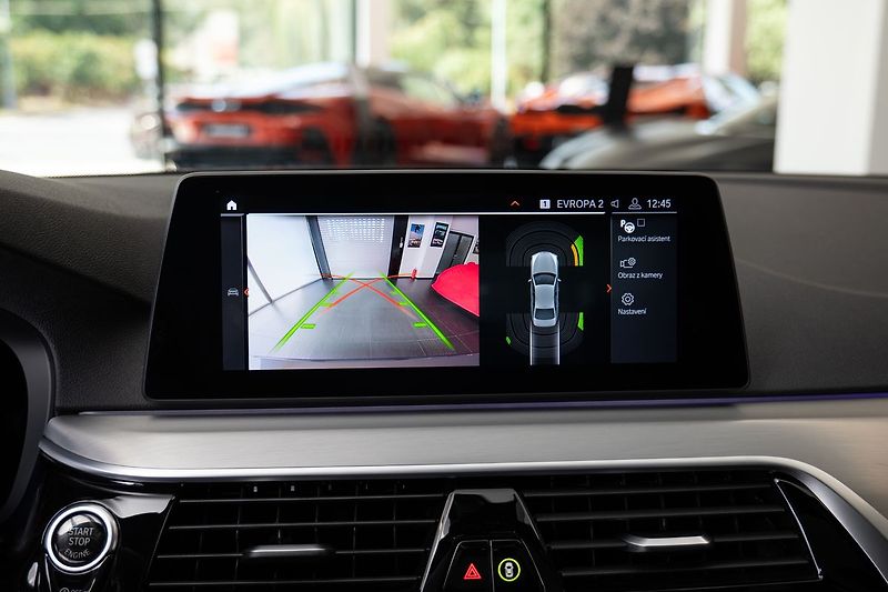 BMW Řada 5 M550d xDrive/HarmanKardon/Vent - fotka 10 z 24