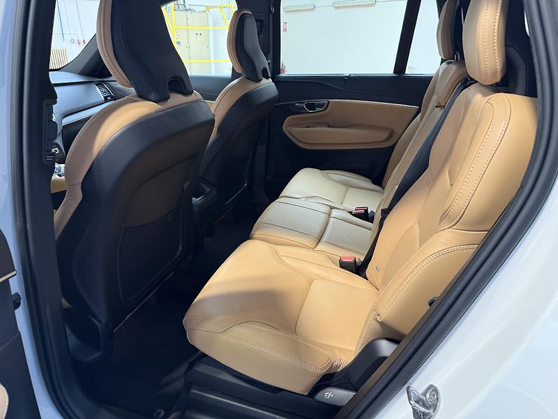 Volvo XC90 B5 AWD diesel Plus Bright Auto - fotka 17 z 22