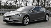 Novou elektomobilovou revoluci iniciovala americká automobilka Tesla, vedená podnikatelem Elonem Muskem. Na snímku je model S Facelift. Foto: Wikimedia Commons, Peteratkins, CC BY-SA 4.0