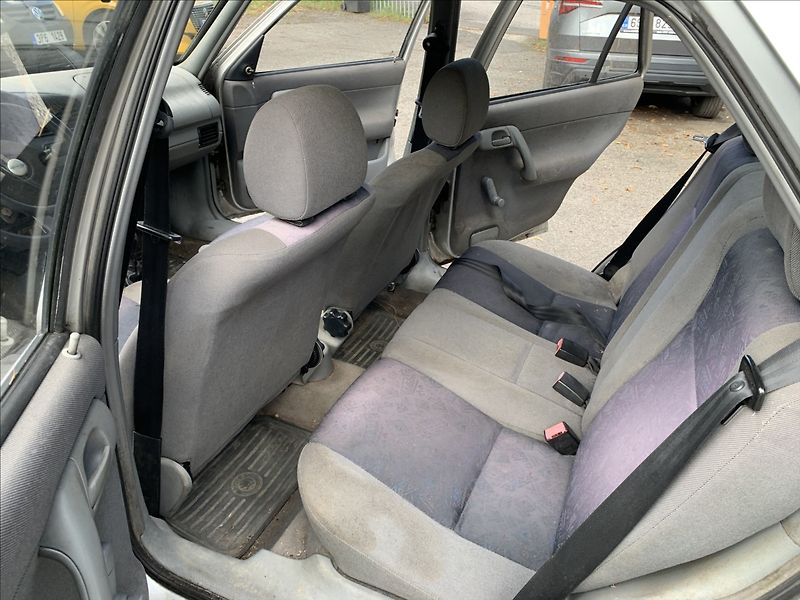 Škoda Felicia 1,3 LXi - RUČNÍ ŘÍZENÍ - fotka 13 z 13