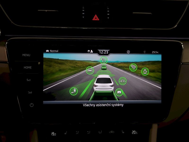 Škoda Superb (2022) LAURIN&KLEMENT 2.0TSI 140KW DS - fotka 28 z 49