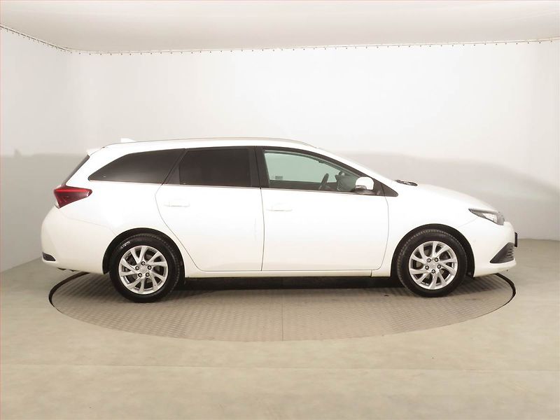Toyota Auris (2017) 1.6 Valvematic, Serv.kniha - fotka 6 z 16