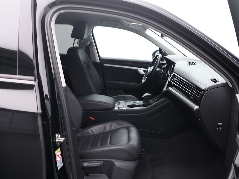 Volkswagen Touareg 3,0 V6TDI 170kW Aut.klima Tažn - fotka 12 z 30