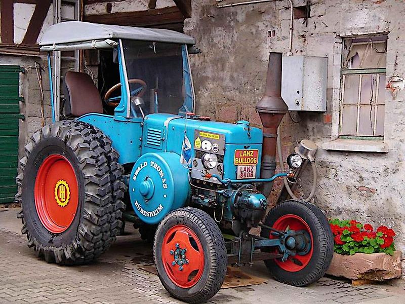Traktor Lanz Bulldog byl fenomén své doby. Byl to levný a poměrně jednoduchý stroj, který byl mezi zemědělci a podniky velice oblíbený.