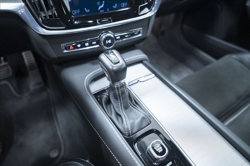 Volvo S90 2,0 D4 NAVI KAMERA 4x VÝHŘEV - fotka 24 z 42