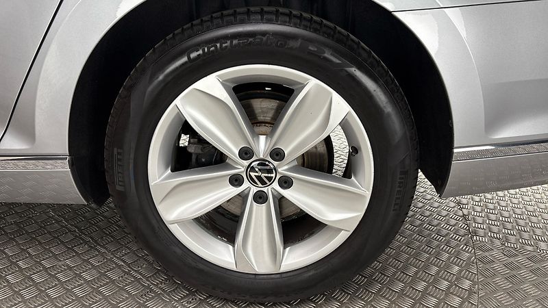 Volkswagen Passat 2.0 TDI DSG Elegance Variant - fotka 19 z 27
