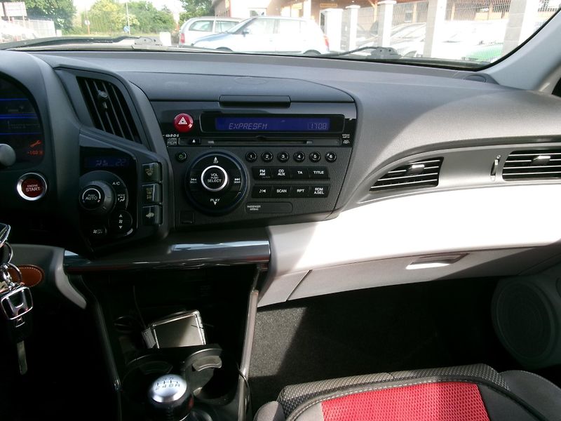 Honda CR-Z (2011) 1,5i VTEC HYBRID AC ALU - fotka 20 z 25