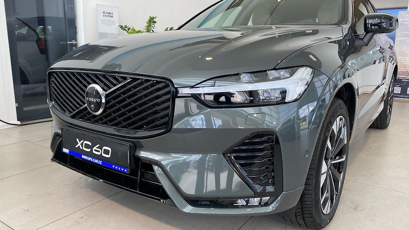 Volvo XC60 (2026) PLUS DARK, B5 AWD, 184+10 kW / - fotka 5 z 13