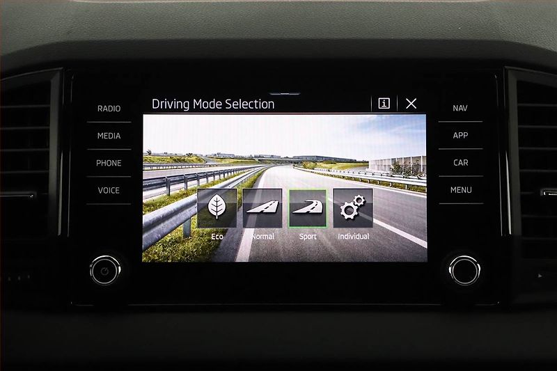 Škoda Karoq (2025) 1.5 TSI, Sportline, DSG - fotka 13 z 20