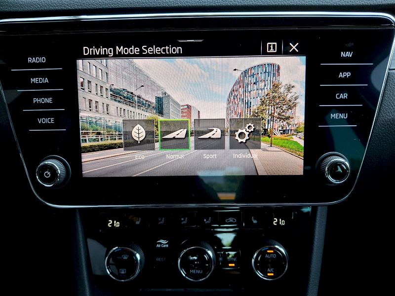 Škoda Superb (2022) Style Plus Top DSG 2,0TSi 140k - fotka 28 z 35
