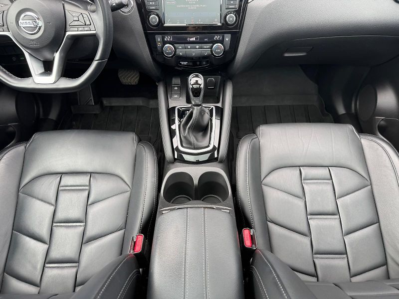Nissan Qashqai 1.3 DIG-T DCT Tekna - fotka 23 z 29