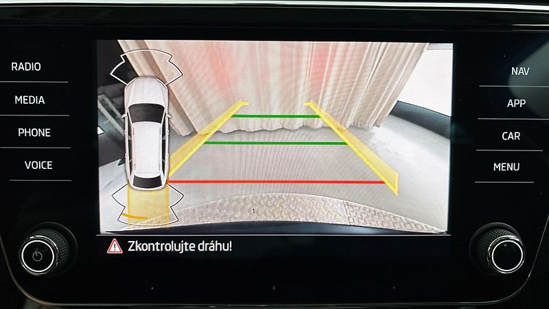 Škoda Superb 2.0 TDI DSG 4x4 Scout Combi - fotka 12 z 34