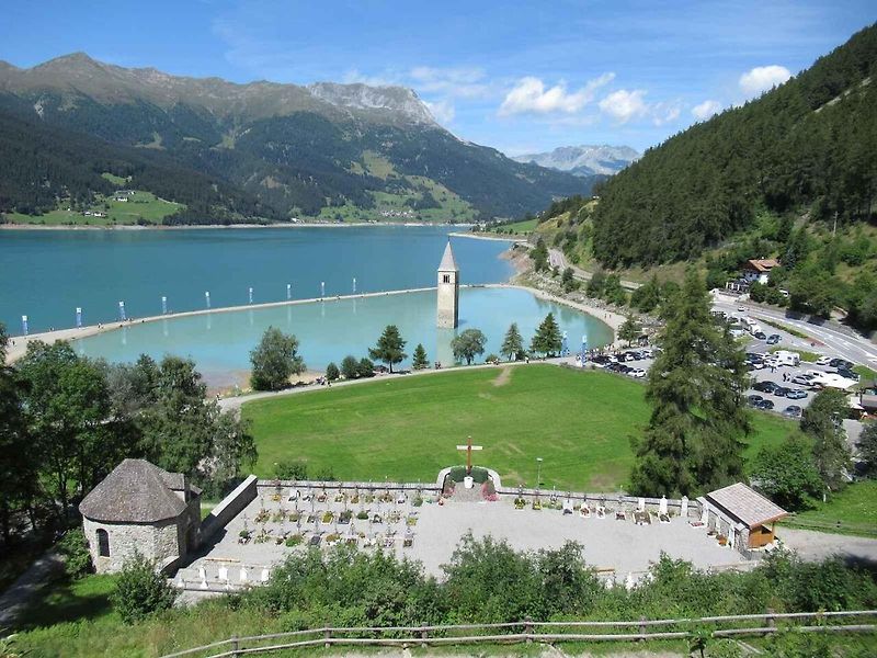 Kostelní věž na Reschensee je turistickou atrakcí podobně jako kostel uprostřed Novomlýnských nádrží.