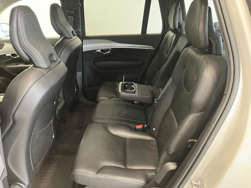 Volvo XC90 B5 AWD Momentum AT8 - fotka 15 z 48
