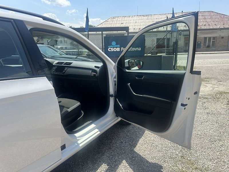 Škoda Fabia 1.0 TSI 70kW Ambition Combi - fotka 23 z 23