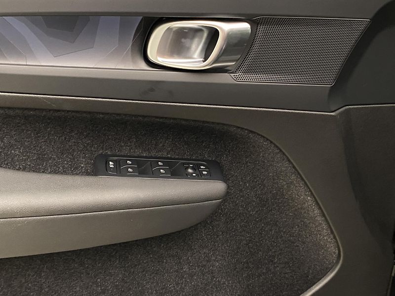 Volvo C40 PURE ELECTRIC RECHARGE PLUS - fotka 29 z 57