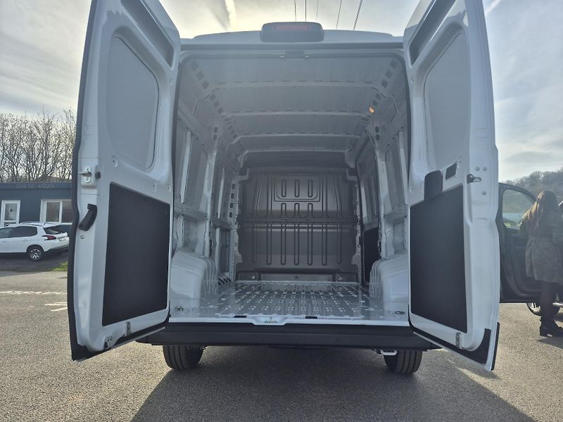 Peugeot Boxer (2026) 3000 L2H2 BlueHDi 120k S&S MAN - fotka 16 z 17