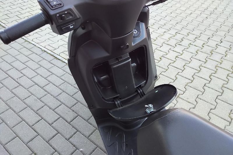 Peugeot Tweet 125i (2022) Tweet 125i GT Gray - fotka 8 z 13