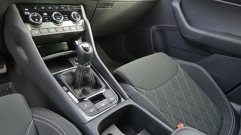 Škoda Karoq 1,5 TSI Sportline - fotka 6 z 23