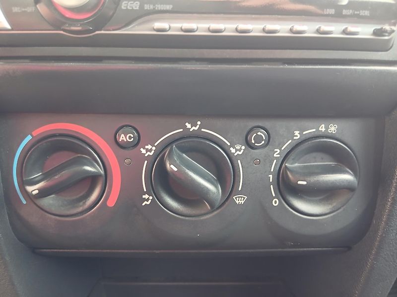 Renault Clio 1.2i ČR +sada kol - fotka 18 z 27