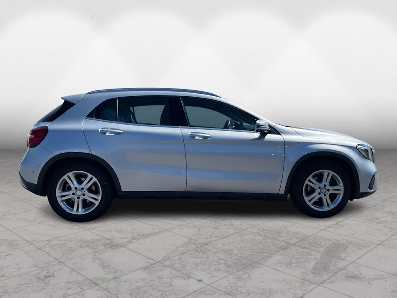 Mercedes-Benz GLA 180 i - fotka 8 z 25