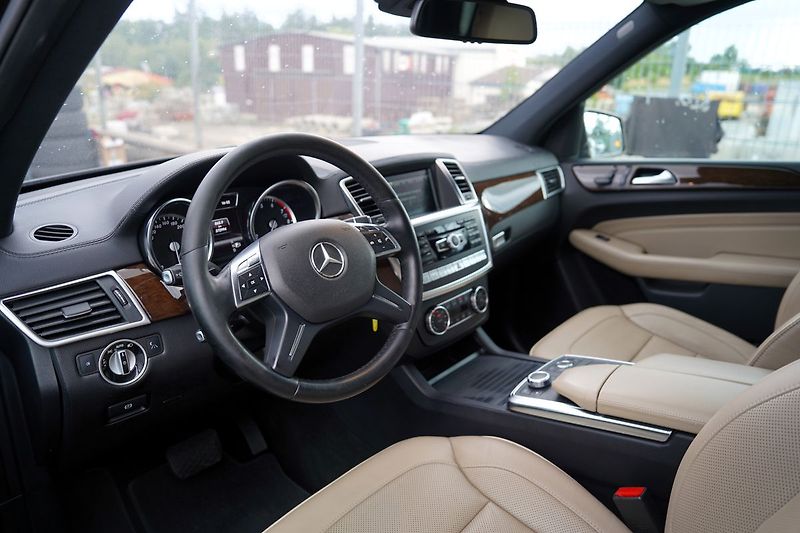 Mercedes-Benz Třídy M ML 350i AMG 4Matic/Motor klepe - fotka 14 z 29