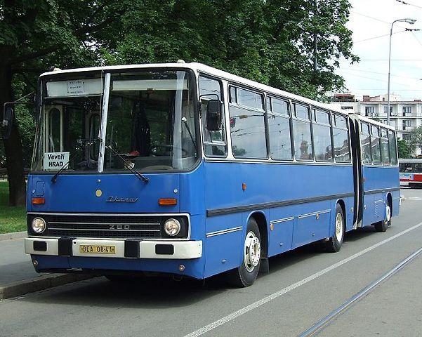 Kloubový Ikarus 280 na Moravském náměstí v Brně., zdroj: Wikimedia Commons, Aktron, CC BY-SA 3.0