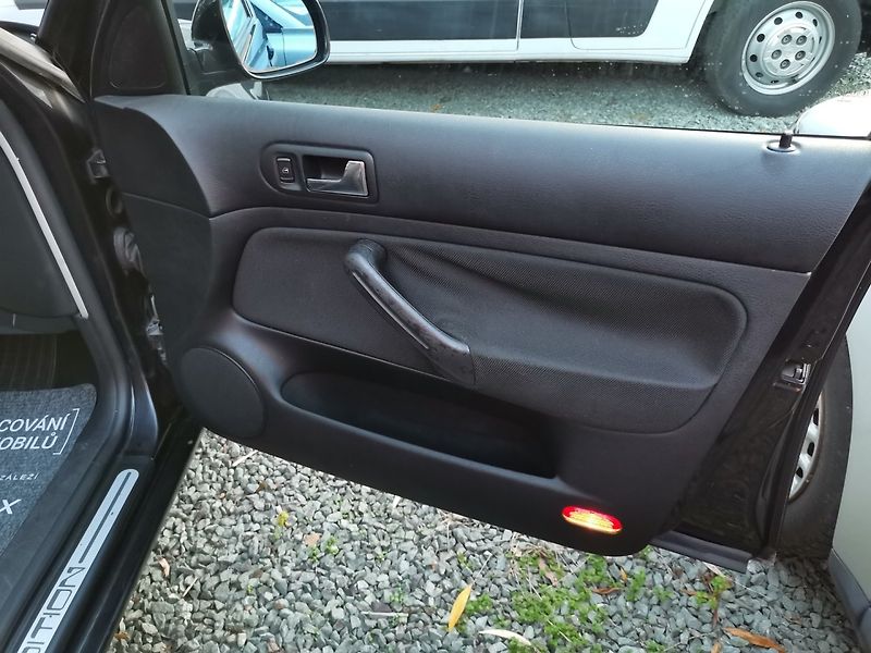 Volkswagen Golf (2001) 1.6i 77kw Klima ESP 5dv. - fotka 15 z 26