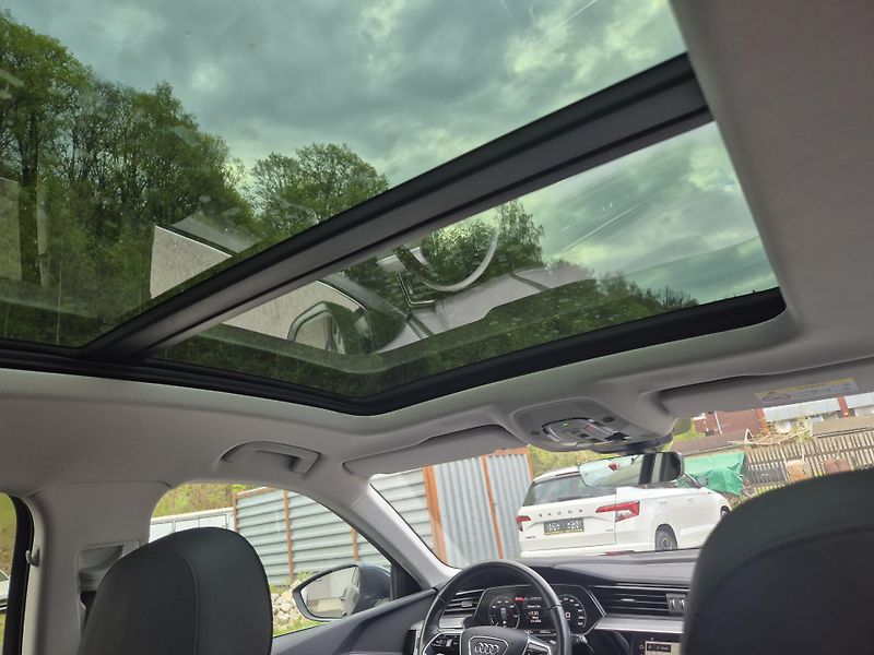 Audi e-tron 50 QUATTRO 230kw 20ALU SOH100% - fotka 40 z 44
