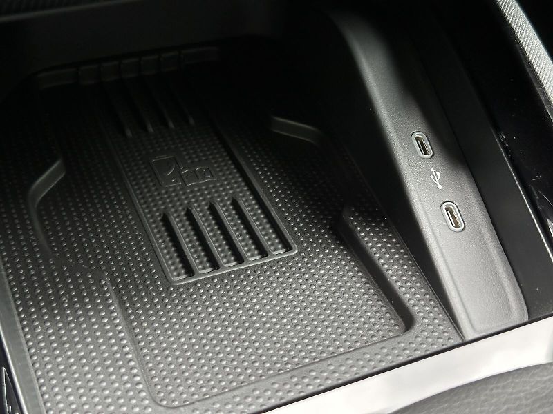 Škoda Kamiq 1.0TSi DSG Monte Carlo 116PS M - fotka 31 z 38
