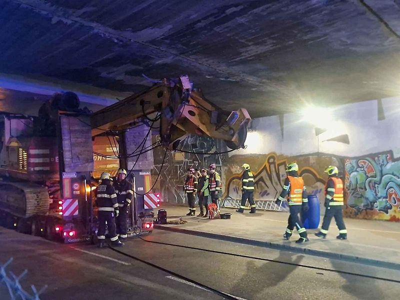 Nehoda ve Vídeňské ulici: pod železničním mostem se zaklínila vrtná souprava převážená na podvalníku.