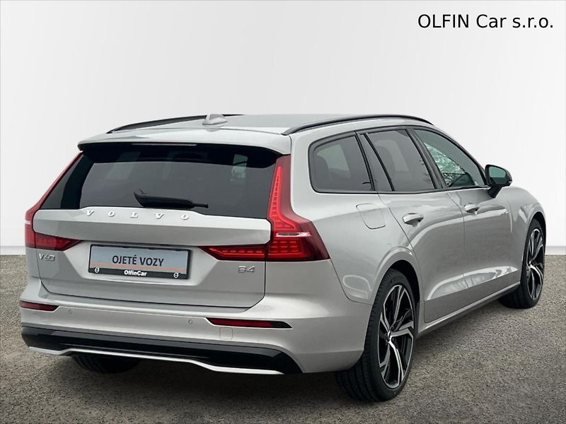 Volvo V60 2,0 145kW FWD PLUS DARK  B4  R - fotka 2 z 26
