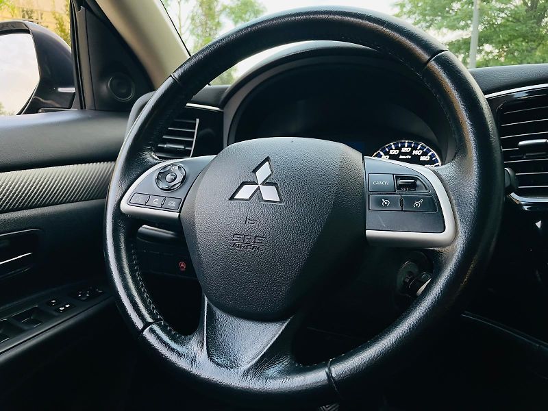 Mitsubishi Outlander 2.0i 1.MAJITEL KAMERA TAŽNÉ - fotka 23 z 43