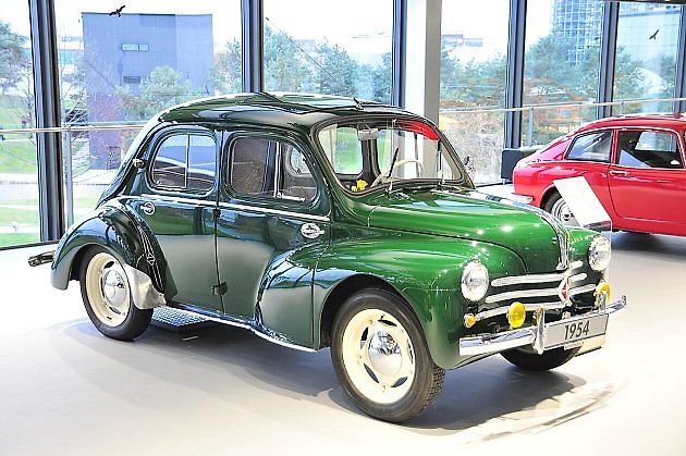 Renault 4CV v expozici Autostadt Wolfsburg., zdroj: Wikimedia Commons, RalfR, GDFL 1.2