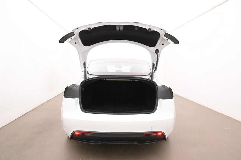 Tesla Model 3 Long Range AWD Highland - fotka 21 z 23