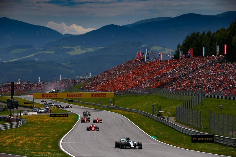 F1 2017 GP Rakouska - Valtteri Bottas (Mercedes) skvělým startem ujíždí svým soupeřům