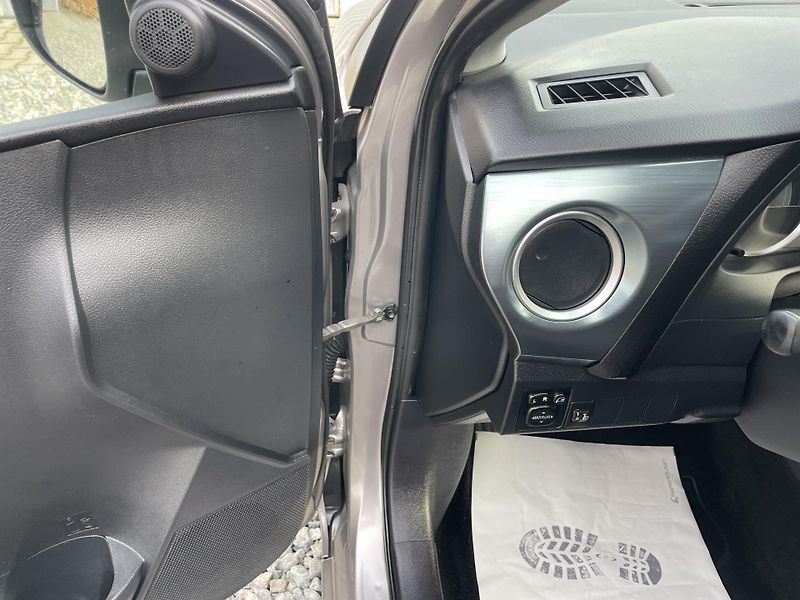 Toyota Auris 1.8i 16v HYBRID AUT NAVI CAM!! - fotka 80 z 166