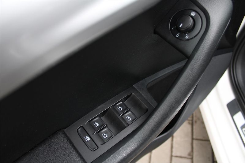 Škoda Octavia 1.6 TDI 85kW LED SERVIS KN. ČR - fotka 19 z 20