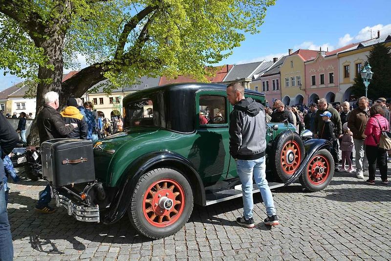 Automobiloví a motocykloví veteráni se vydali v neděli na tradiční jízdu Ze zámku na hrad. Start byl na Horním náměstí v Přerově, kde si lidé užili bohatý program.