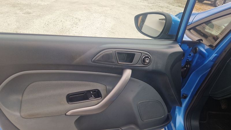 Ford Fiesta 1,25 16 V - fotka 7 z 12