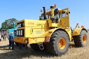 Těžký traktor Kirovec K-700A, který byl k vidění a předváděn na červencovém srazu historických vozidel v Hříškově na Lounsku